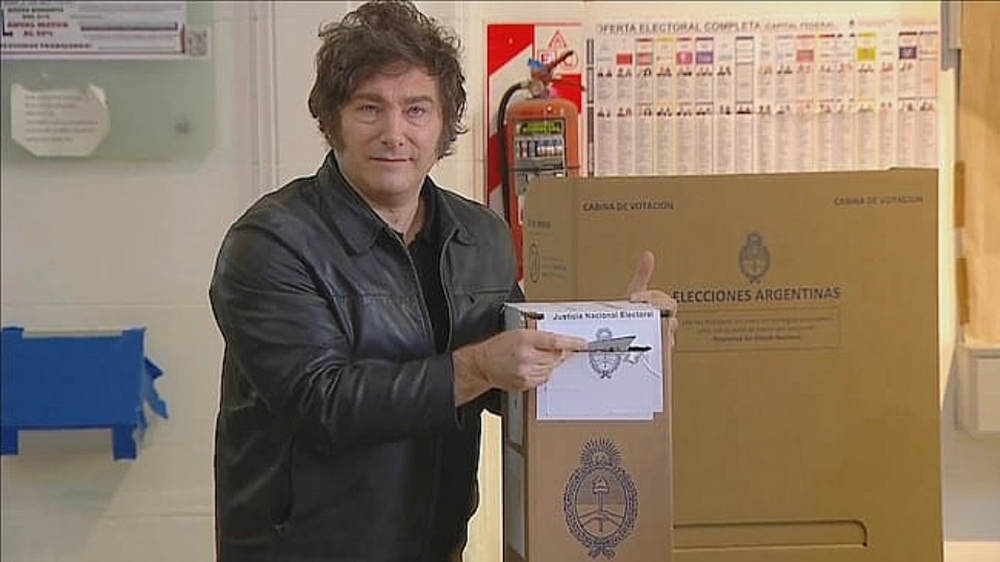 Javier Milei llegó junto a su hermana y se retiró sin querer hablar con la prensa Javier Milei llegó junto a su hermana y se retiró sin querer hablar con la prensa