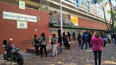 detienen a la mama y a la abuela de un nino por clavarle una birome al director de una escuela