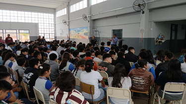 brindan charla informativa en una escuela de andalgala tras amenazas escritas en un bano