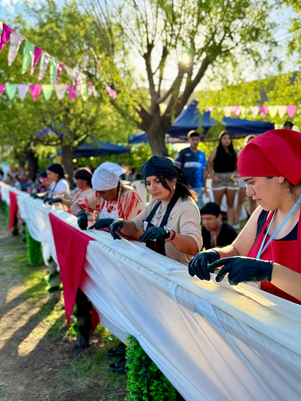 Emprendedoras locales y autoridades destacaron la elaboración del turrón gigante de 66,80 metros, compartido con vecinos y turistas en Aconquija.
