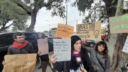 Vecinos de La Quebrada protestaron para exigir acceso legal al servicio eléctrico Vecinos de La Quebrada protestaron para exigir acceso legal al servicio eléctrico