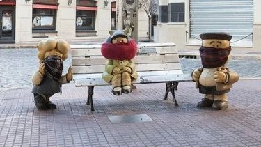 sorpresa: varias estatuas portenas amanecieron con tapabocas