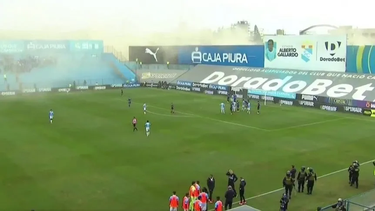impactante: el sismo en peru obligo a detener un partido de futbol