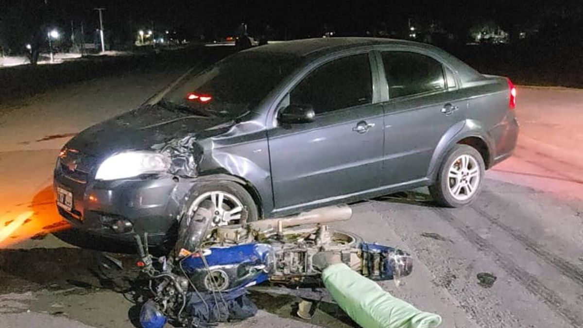 Dos motociclistas resultaron con lesiones tras chocar con un automóvil en San Antonio de La Paz