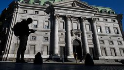 Créditos millonarios para  funcionarios, deudas impagables para las familias