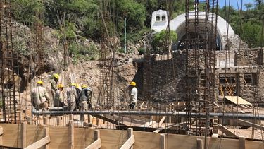 funcionarios nacionales visitaron la  obra de remodelacion de la gruta