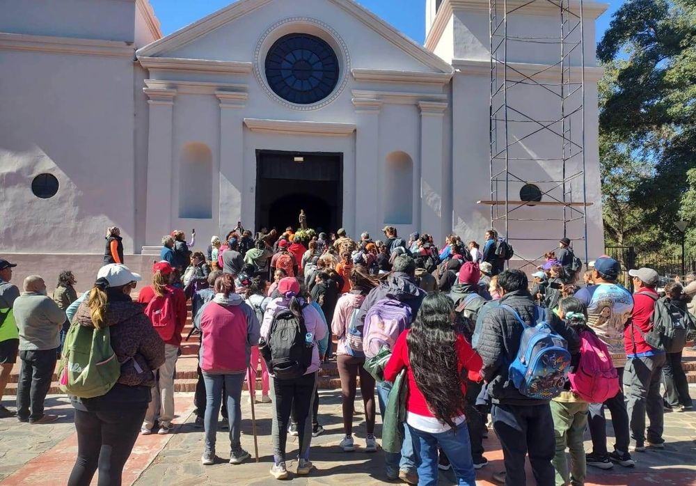 Llegada. Los caminantes llegaron a la iglesia de San José luego de recorrer 15km a pie desde Paclín.