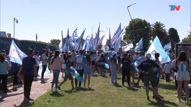 los hinchas de racing despidieron al plantel con un banderazo