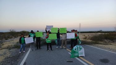 reclamo salarial en poman: municipales cortan ruta 46
