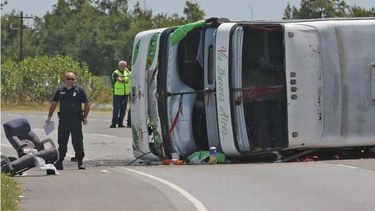 Dos niñas murieron al volcar el colectivo del viaje de egresados