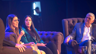 Daiana Roldán, Evangelina Quarin y el ministro Brunello en la gala de presentación del Poncho 2023.&nbsp;