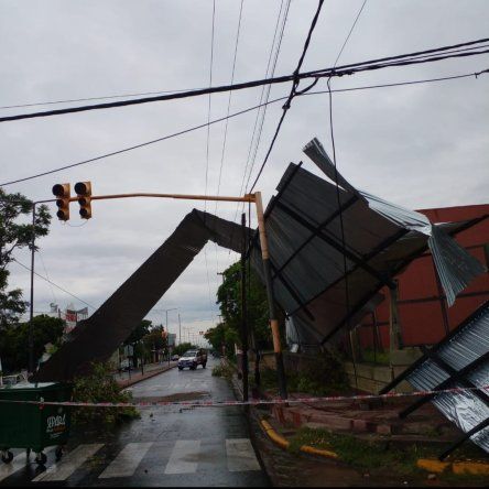 El techo de la Escuela Apolo se desprendió y cayó sobre la línea eléctrica.