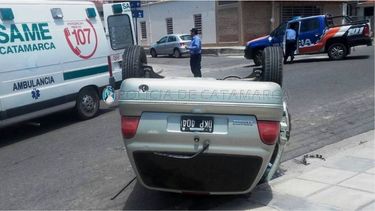 Mujer lesionada al volcar su auto en la avenida