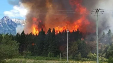 continua activo el incendio forestal en epuyen, las llamas consumieron mas de 3 mil hectareas