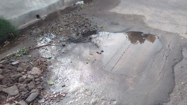 Peligro. Vecinos aseguran que se registraron varios motociclistas accidentados por el estado de la calle.&nbsp;