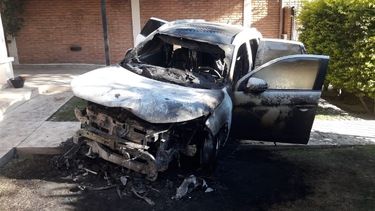 Incendian el auto de un abogado