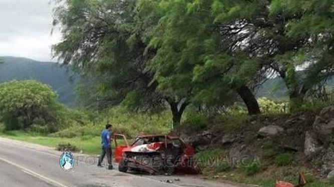 Chocó de frente y quedó atrapado entre los hierros del auto