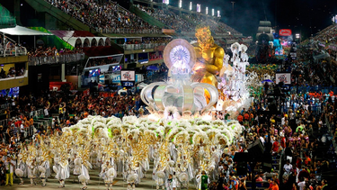 una nina murio al caer de una carroza en el carnaval de rio