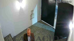 Spagnuolo muy comprometido: aparece saliendo con una mochila de la casa de un operador de los laboratorios Spagnuolo muy comprometido: aparece saliendo con una mochila de la casa de un operador de los laboratorios