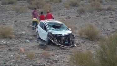 Desastre. Presuntamente la mujer grababa un video cuando el auto salió de la ruta y volcó en la banquina.