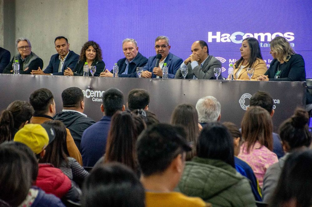 Raúl Jalil encabezó el anuncio.