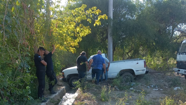 una camioneta quedo encajada en un canal de riego