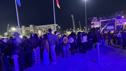 Una multitud espera el ingreso para el show de Valen Vargas y Cazzu