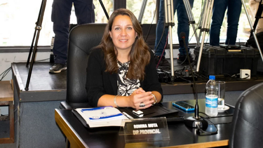 Diputada que pide eliminar los cargos hereditarios, nombró a su padre