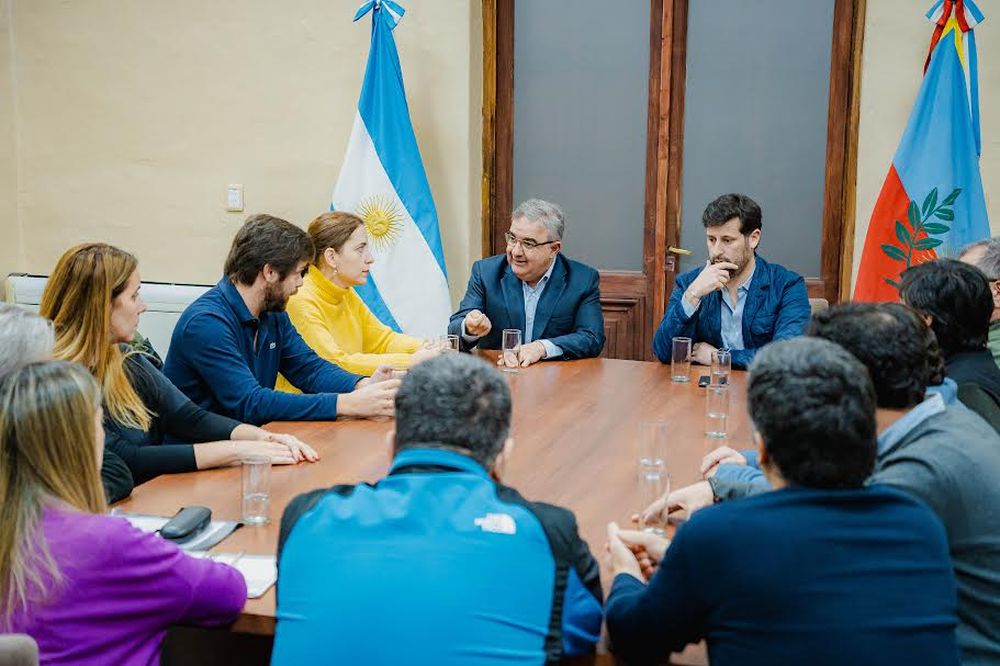 Diálogo. Jalil recibió en Casa de Gobierno a las autoridades de YMAD, CAMYEN y equipo de ministros.