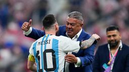 Desolación. Chiqui Tapia se queda sin Messi, a quien se pegó durante años como el más tenaz de los marcadores.