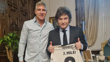 javier milei se reunio con martin palermo y saludaron desde el balcon de la casa rosada