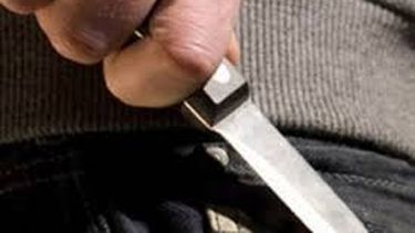 Hallaron a un hombre tirado y con heridas de arma blanca