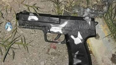 Amagó con disparar a la policía con un arma falsa y lo arrestaron