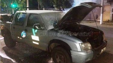 Rescatan a chofer de camioneta incendiada