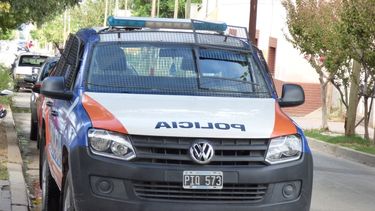 Policía fue arrestado por atacar a trompadas a su novia y arrastrarla