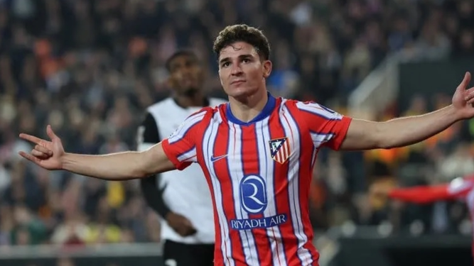 Doblete de Julián Álvarez ante el Valencia