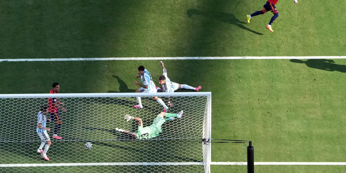 Adiós a la ilusión. Los españoles dominaron todo el partido pero recién pudieron anotar en el arranque del segundo tiempo del alargue de la mano de Ferrán Torres. Adiós a la ilusión. Los españoles dominaron todo el partido pero recién pudieron anotar en el arranque del segundo tiempo del alargue de la mano de Ferrán Torres.