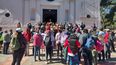 Llegada. Los caminantes llegaron a la iglesia de San José luego de recorrer 15km a pie desde Paclín. Llegada. Los caminantes llegaron a la iglesia de San José luego de recorrer 15km a pie desde Paclín.