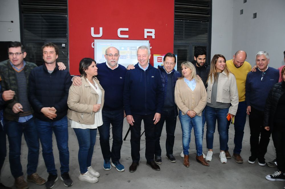 Unidad. Pasada la medianoche, Rubén Manzi admitió su derrota y propuso trabajar en unidad con Flavio Fama.