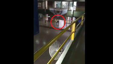 el ataque empezo en el bano: el estremecedor relato de un companero del tirador