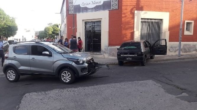 Violento choque entre dos automóviles en pleno centro