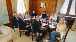 El Gobierno reunió  a su mesa política