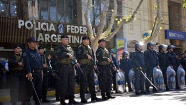 Críticas de la oposición al protocolo de uso de armas