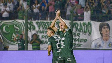 Primer festejo. Lisandro López festeja con la hinchada de Sarmiento su primer gol en el club.