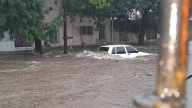 temporal en tucuman dejo calle anegadas y dificultades en el transito
