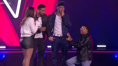 un participante de la voz argentina le propuso casamiento a su novia y emociono a todos