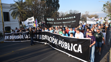 multitudinaria movilizacion en catamarca en defensa de la salud y la universidad publica