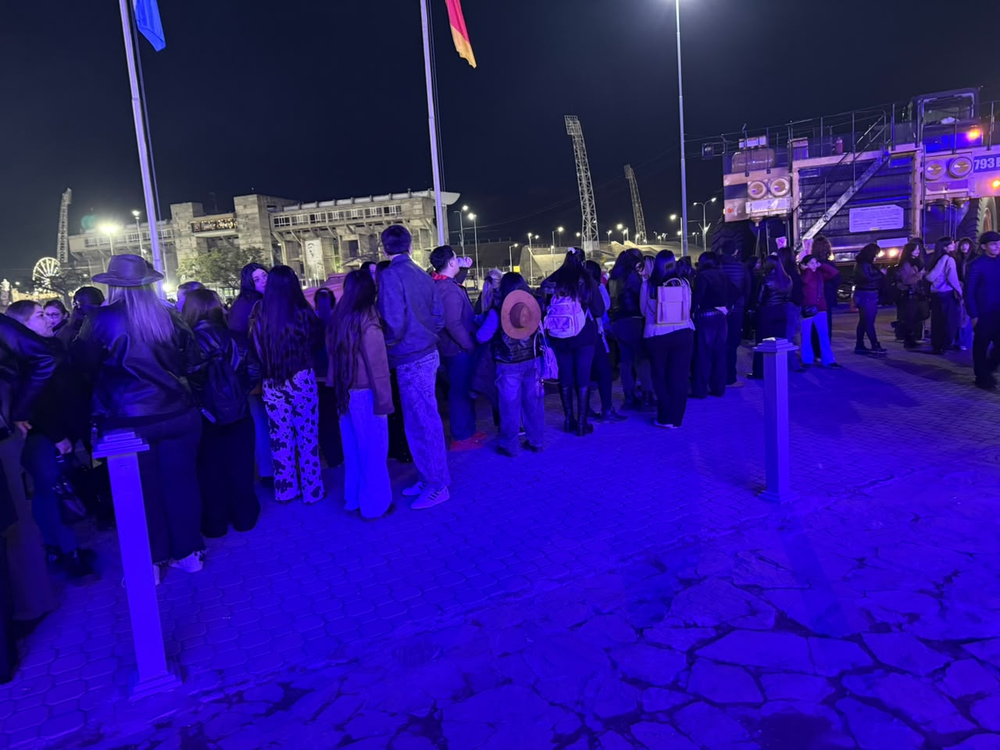 Una multitud espera el ingreso para el show de Valen Vargas y Cazzu