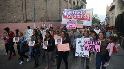 Marcha. Hermanas, familiares y amigas de Karina Chazarreta volvieron a movilizarse para pedir justicia.