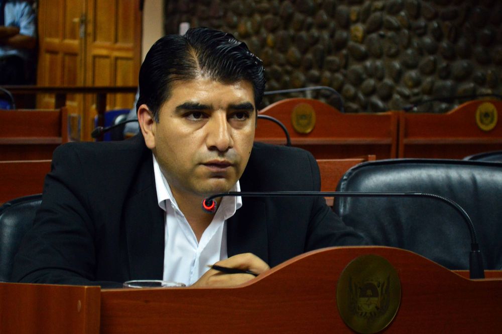 El ex senador Marcelo Cordero pide asumir en lugar de augusto Barros.&nbsp;